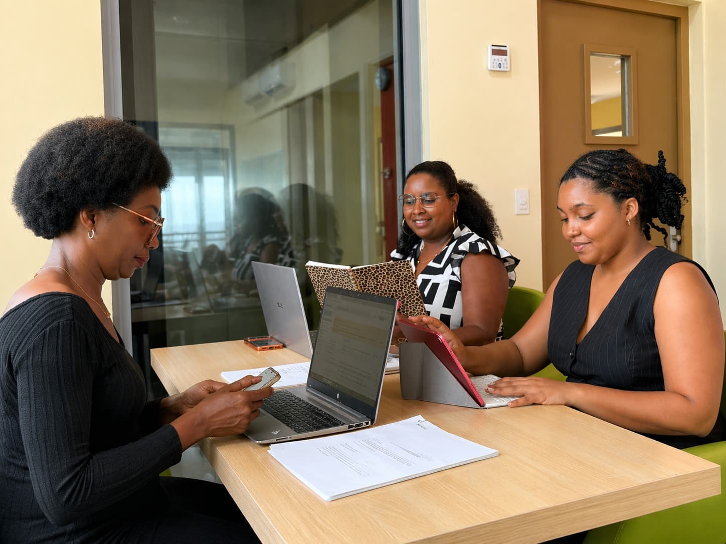 L'équipe Consulting 971 en pleine séance de travail collaboratif